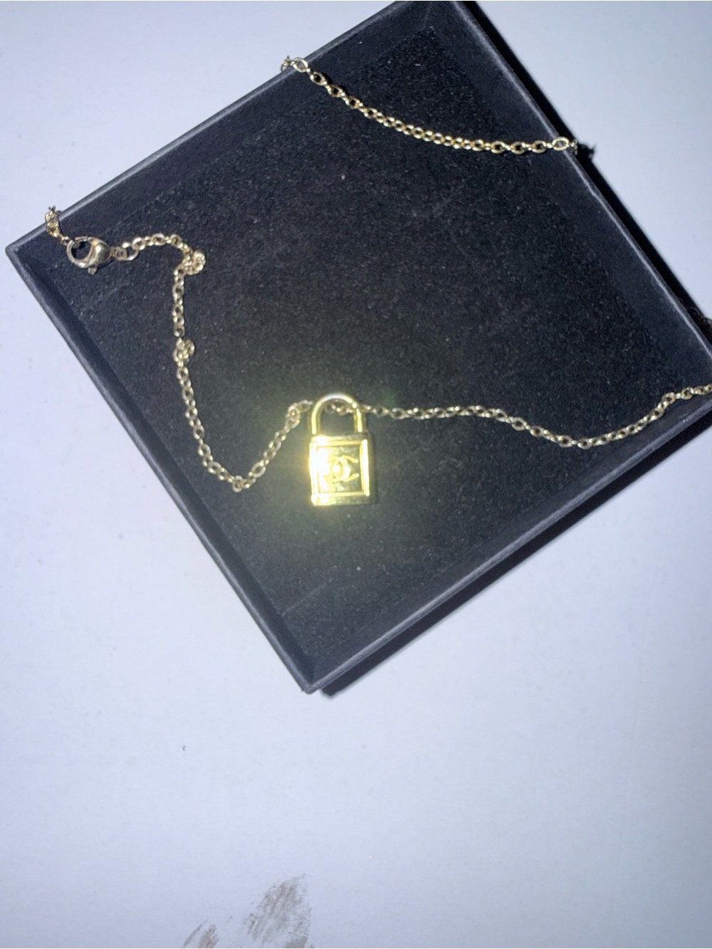 Source Unknown Gold Padlock Logo Pendant Necklace - Picture 3 of 4